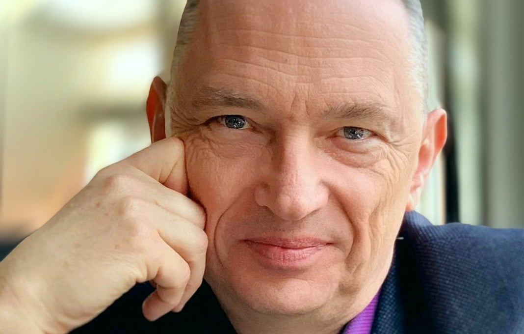 Armin Schon headshot